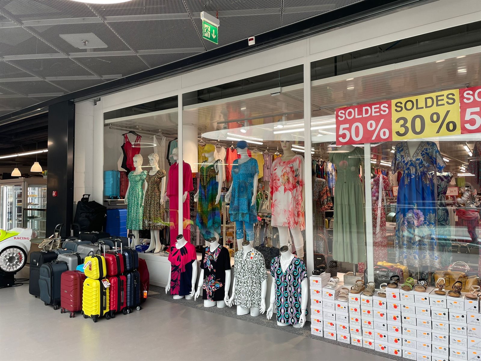 Entrée de la boutique Moon Fashion aux Galeries du Rex, Fribourg